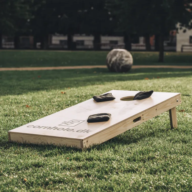 Cornhole Board mit Säcken im Einsatz