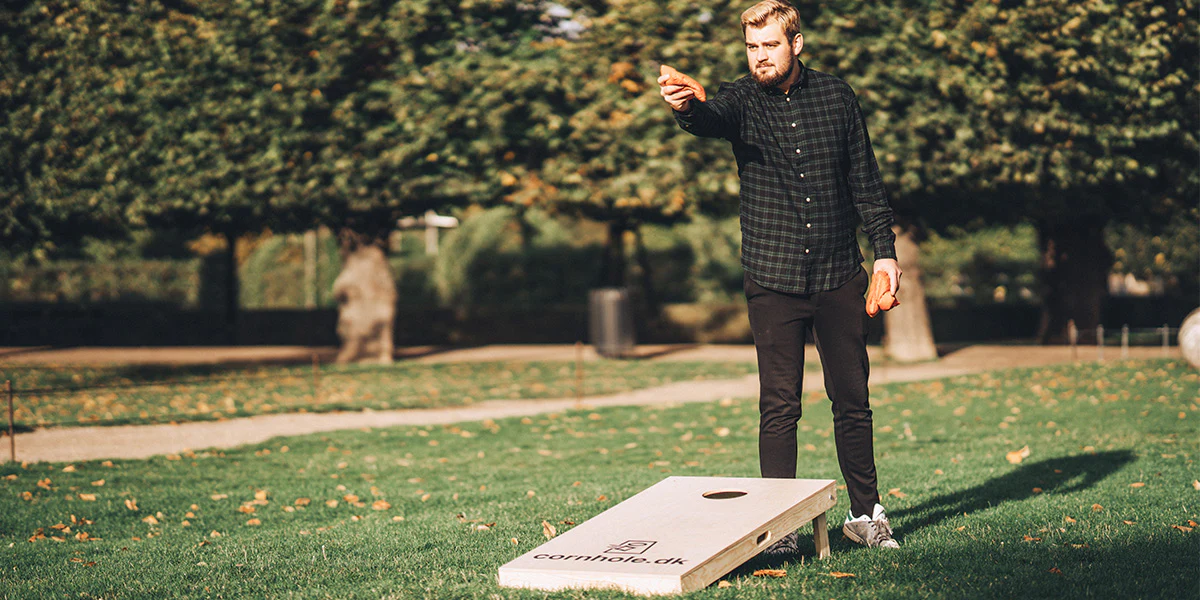 Outdoor Cornhole Spiel-Setup während eines öffentlichen Events